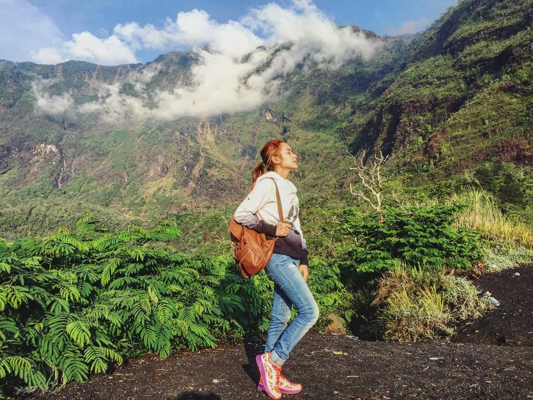 Seperti ini gaya Cita saat naik gunung Galunggung. Keren kan? © Instagram @cita_citata