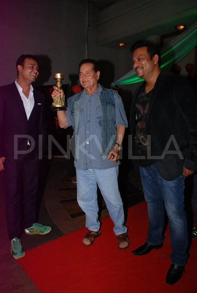Salim Khan dapat piala penghargaan dari 'Mahabharata'. @pinkvilla.com