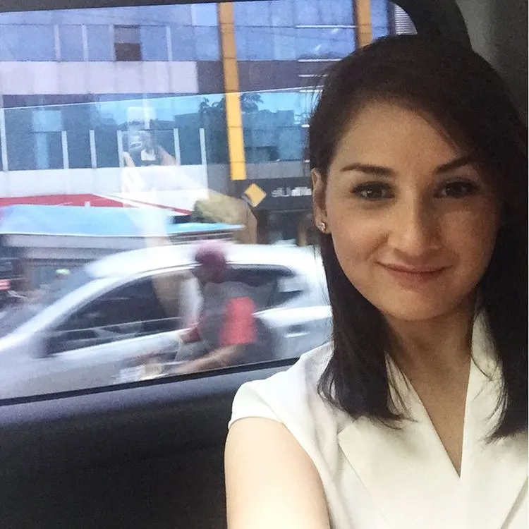 Mengajak tak takut pada terorisme. Cantik kan senyuman Mona? © Instagram @monaratuliu