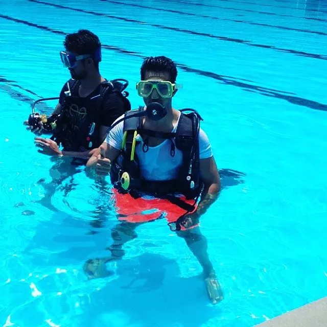 Berlatih menyelam, totalitas Varun untuk film baru. ©instagram.com/varundvn
