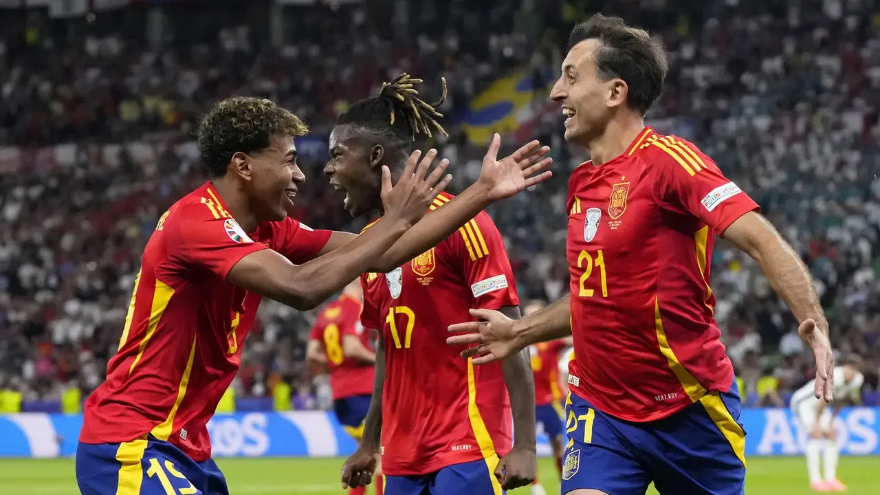 Selebrasi gelandang Timnas Spanyol, Mikel Oyarzabal (kanan) bersama rekannya, Nico Williams (tengah) dan Lamine Yamal usai mencetak gol. (AP Photo/Manu Fernandez)