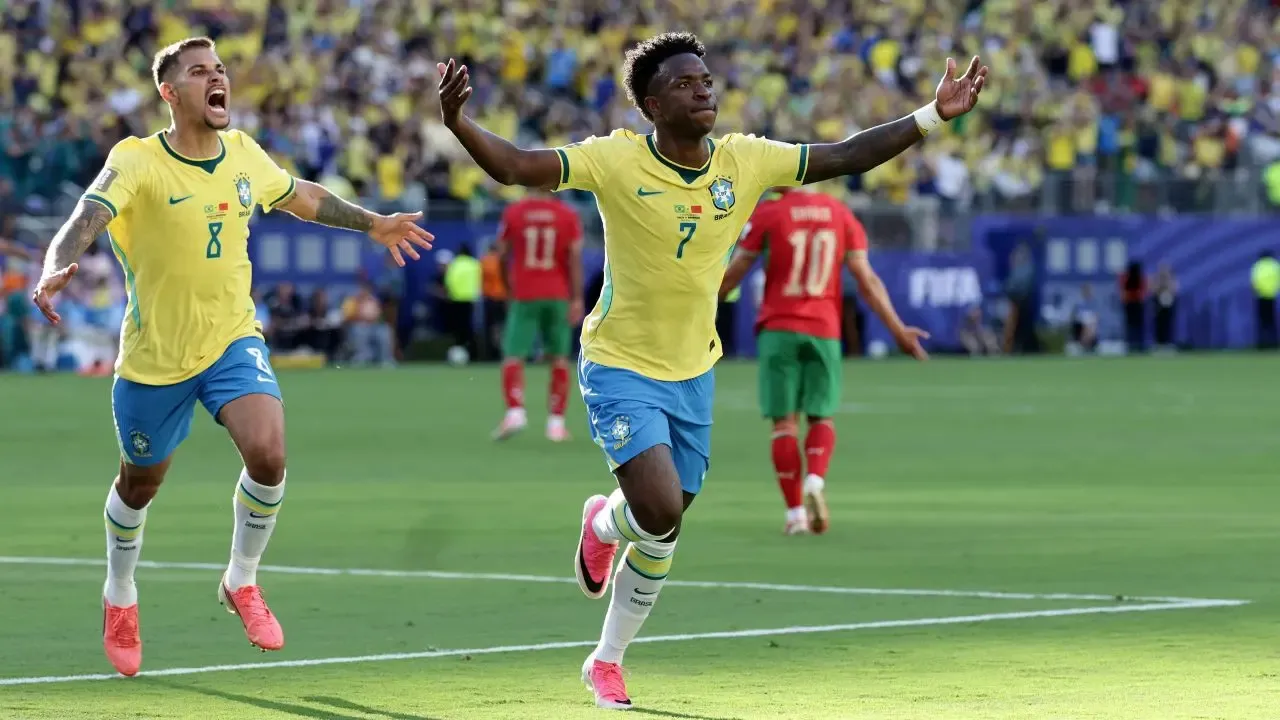 Pemain Timnas Brasil, Vinicius Junior, siap meneror pertahanan Skotlandia di Piala Dunia 2026. (AP Photo/Adam Hunger)