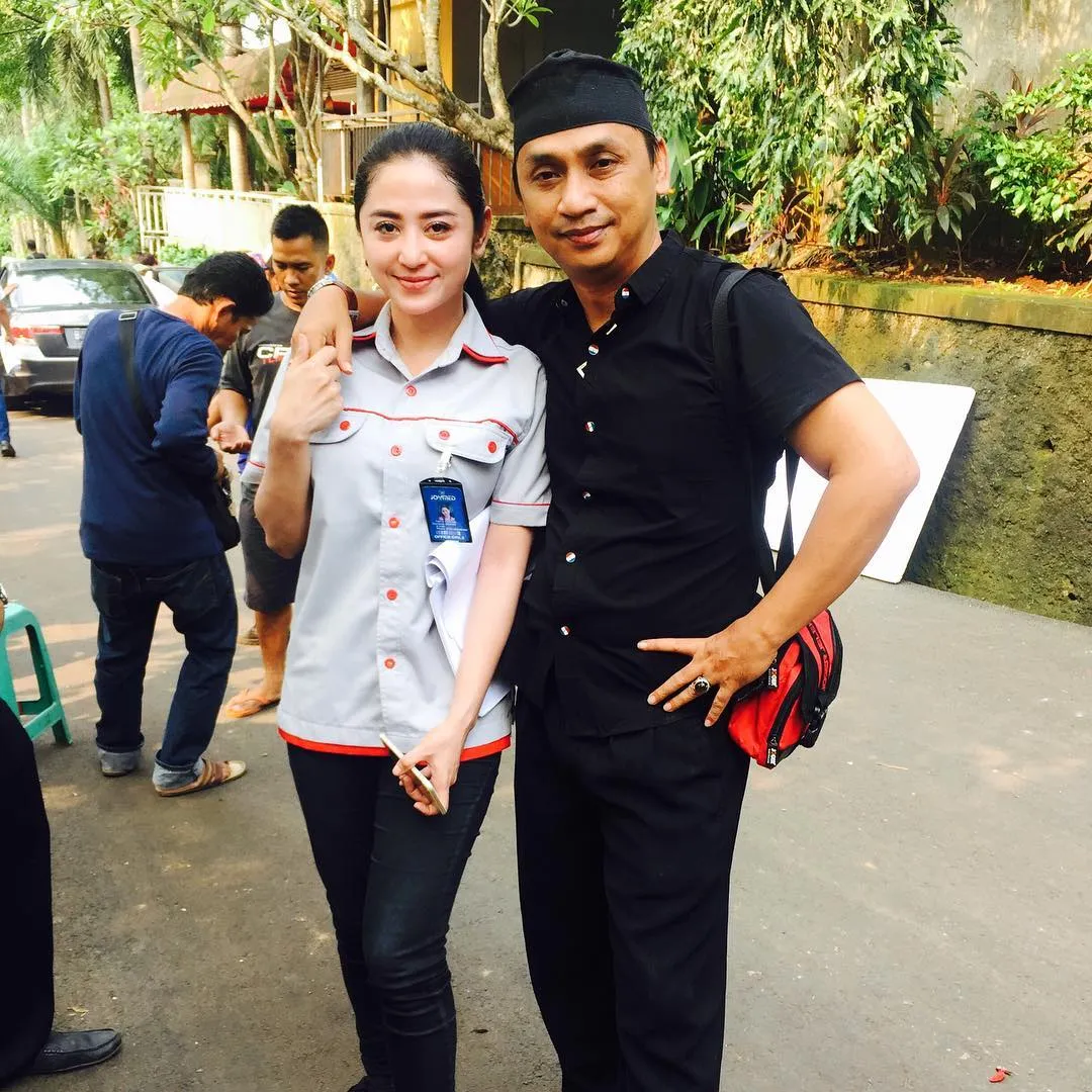 Dewi Perssik bersama pemilik akun @h.masbin yang mendapatkan transfer darinya. 姆nstagram.com/dewiperssikreal