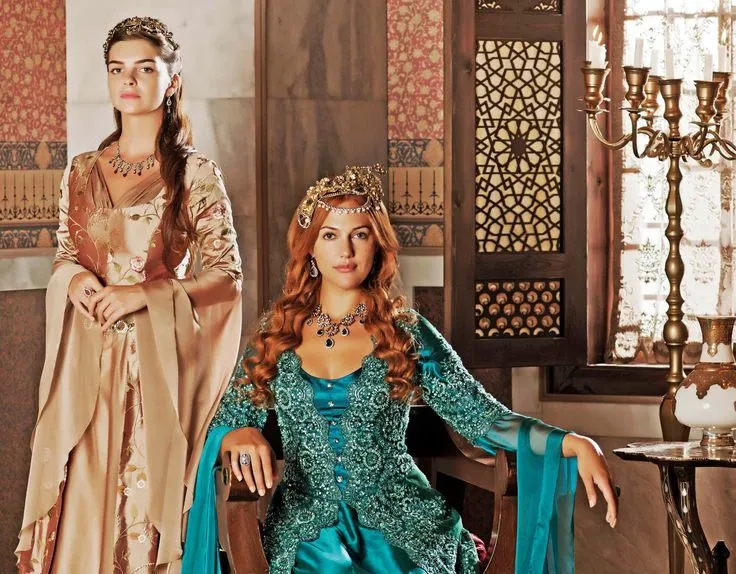 Pelin Karahan dan Meryem Uzerli. @famousfix.com
