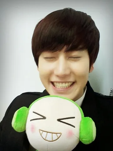 Kyuhyun dan boneka, lebih cute siapa? ©soompi.com