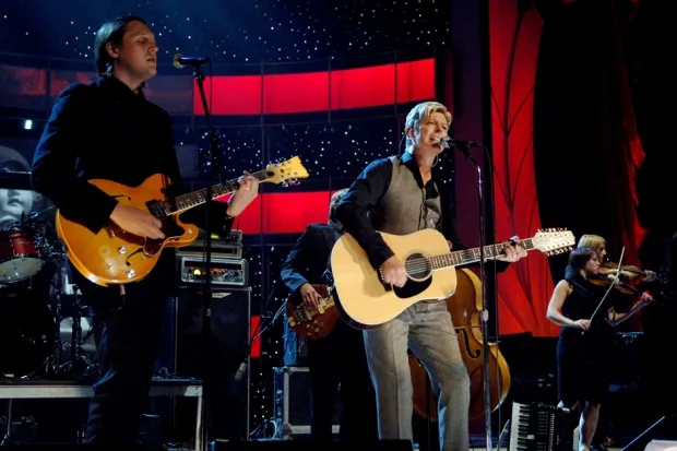Arcade Fire bersama David Bowie membawakan lagu 'Wake Up' tahun 2005 silam. ©spin.com