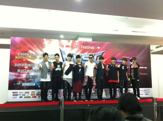 Dalam konferensi pers ini, masing-masing grup diwakili leader, namun Super Junior diwakili oleh Eunhyuk. ©@kpopzoneID
