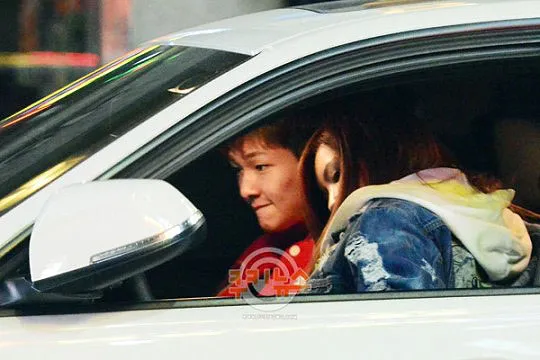 Berada di dalam mobil Jung Ah After School, sedang berkencan? ©news.naver.com