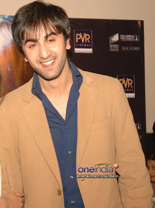 Ranbir Kapoor mencaci dan rampas kamera paparazzi. @oneindia.in