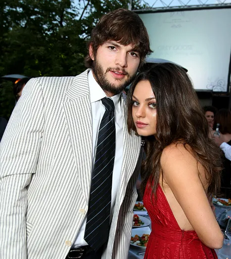 Ashton Kutcher dan Mila Kunis. @usmagazine.com