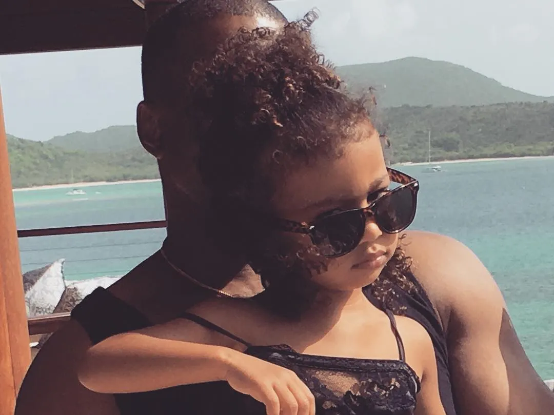 North West tunjukkan wajah judesnya © Instagram.com/kimkardashian