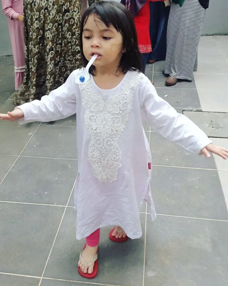 Sienna ikut lomba gigit sendok isi kelereng @ Instagram.com/marshanda99