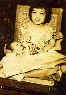 Shahrukh dan Shahnaz saat masih bayi ©lightscamerabollywood.com