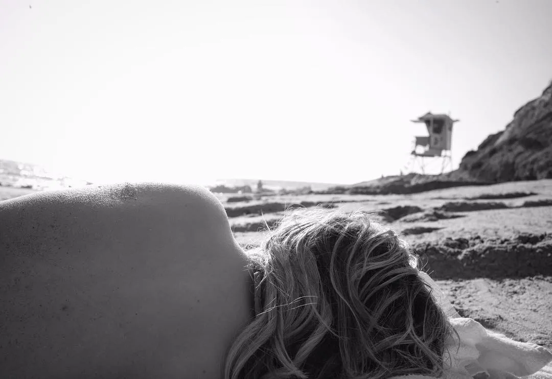 Chloe Moretz mengunggah foto topless @ Instagram.com/chloemoretz