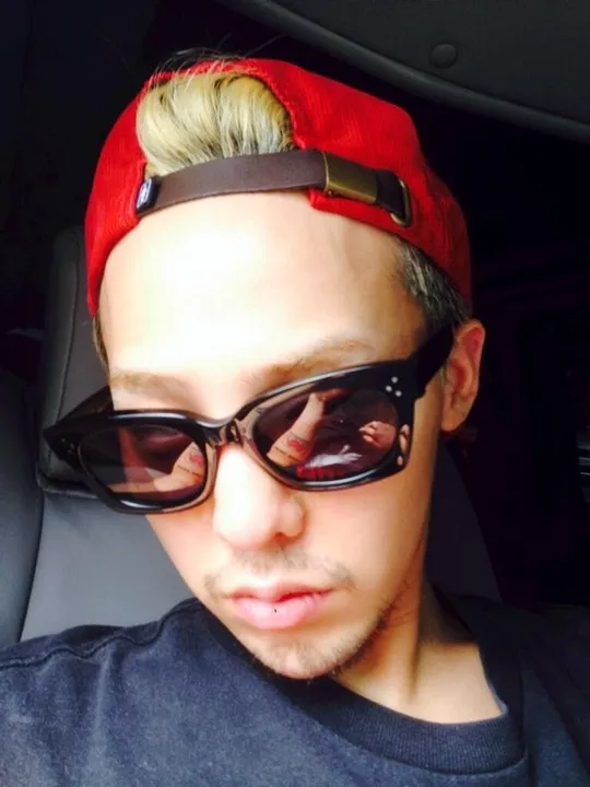 G-Dragon dengan kumis dan jenggot tipis yang belum dicukur. ©soompi.com