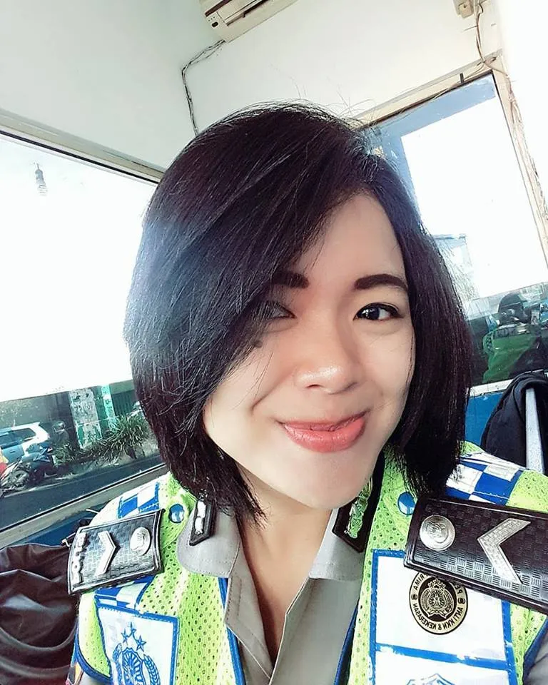 Bripda Tenia mencuri perhatian karena sikap kepahlawanan dan parasnya yang ayu © Facebook.com/Tenia Puspitaningtyas