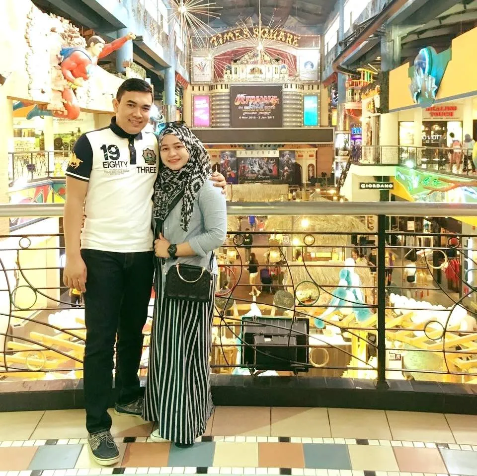 Mushlyma Dyman bersama suami, meski penghasilan Rp 4 juta dirinya bisa membeli rumah Rp 300 juta © Facebook.com/Mushlyma Dyman
