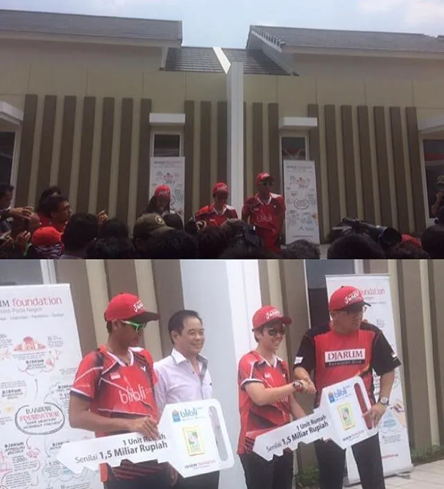 Owi-Butet saat menerima rumah mewah dari Djarum © Instagram @bulutangkisri