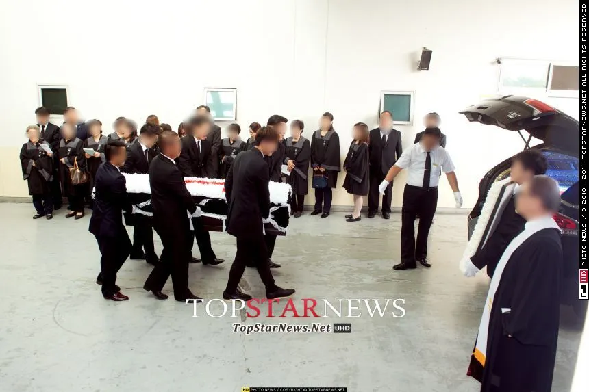 Jenazah Rise Ladies Code saat akan diberangkatkan untuk dikremasi, pagi tadi (9/9) @topstarnews.net