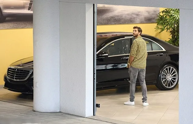 Scott memilih kado untuk Kourt. (credit: eonline)