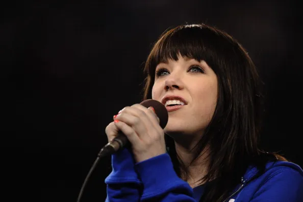 Carly Rae sedikit obati kekecawaan Braun @foto: 1025kiss.com