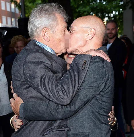 Patrick Stewart berikan ciuman mesra kepada Ian McKellen di gala premier MR. HOLMES/©Wire Image/Stuart C. Wilson