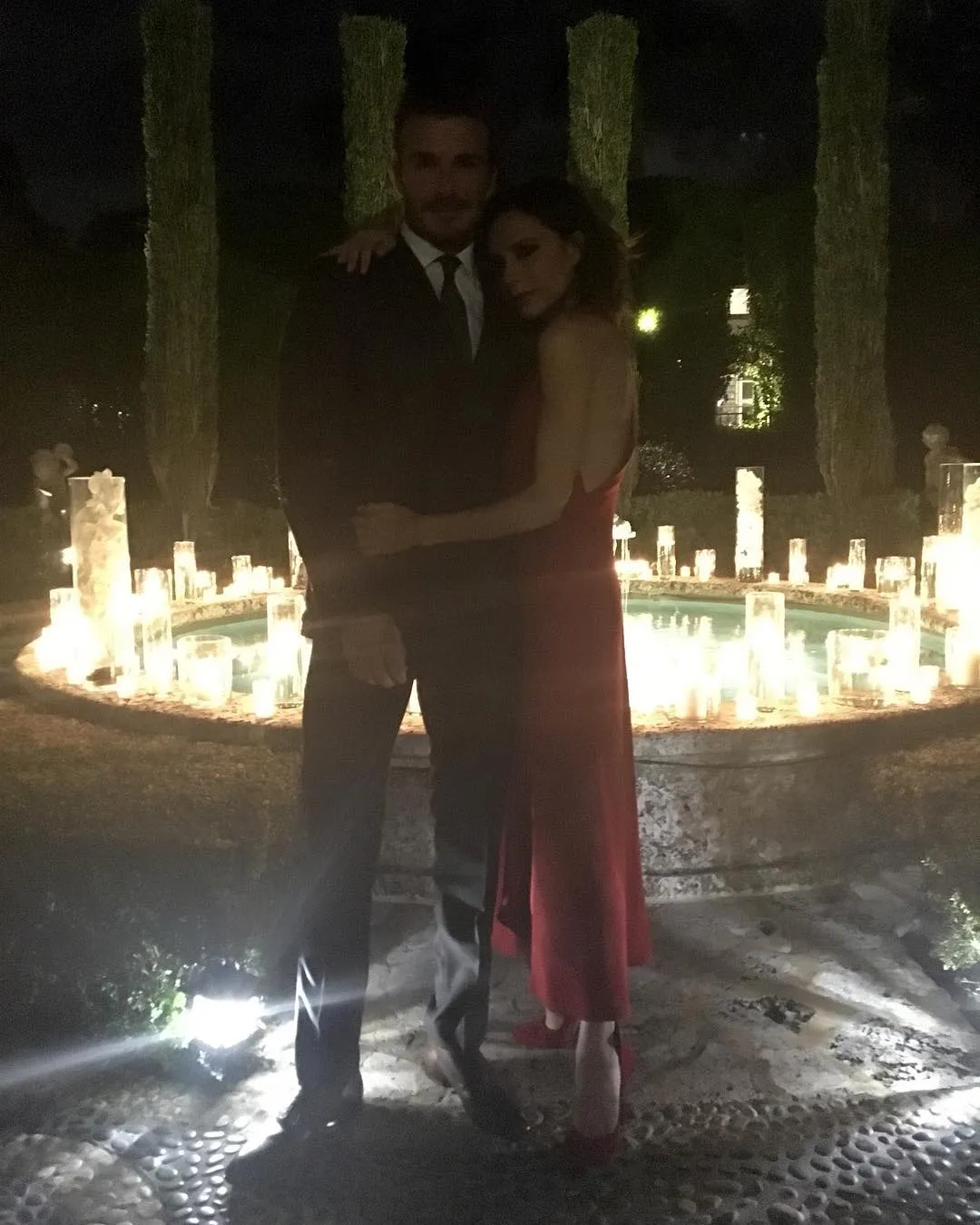Victoria peluk hangat David Beckham © Instagram.com/victoriabeckham