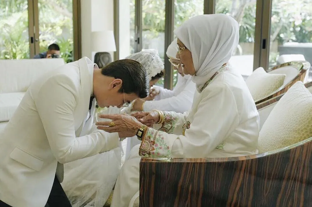 Suami Asty Ananta sungkem kepada nenek. ©instagram Asty Ananta