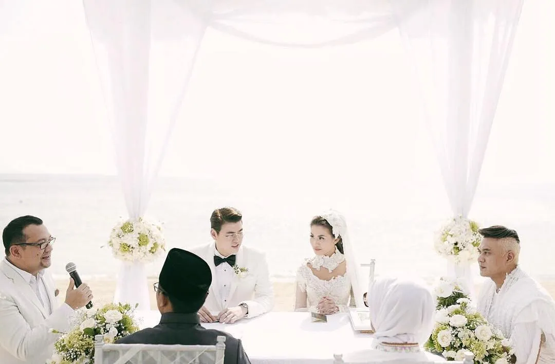 Ijab kabul pernikahan Asty Ananta dilakukan dengan cara Islami. ©instagram.com/asty_ananta