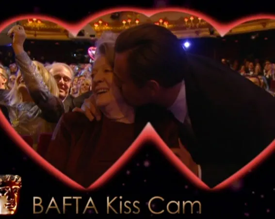 Leo mencium pipi Maggie Smith di BAFTA Awards lalu ©  BBC