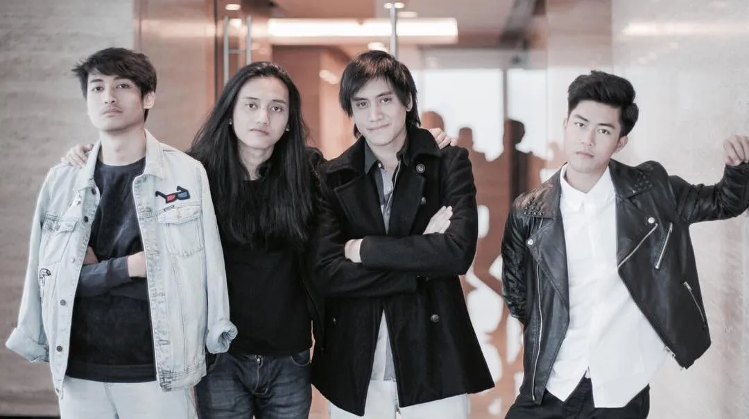 Keempat member Kevin and the Red Rose © Instagram @kevinandtheredrose