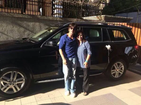 Ini dia mobil yang diberikan Shahrukh kepada Farah. @oneindia.in