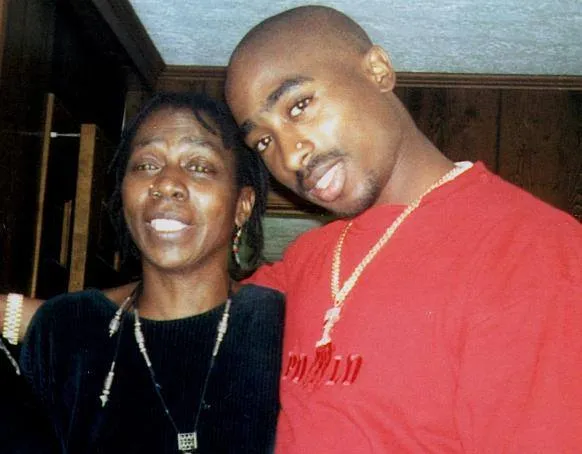 Tupac bersama ibunya, Afeni Shakur / © facebook.com/tupacshakur