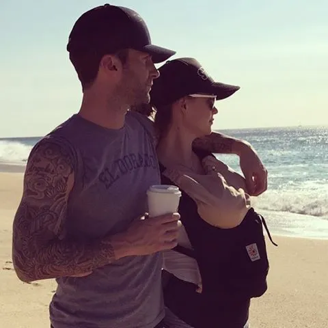 Sejak putri mereka lahir, Behati Prinsloo dan Adam Levine semakin terlihat mesra © Instagram.com/adamlevine