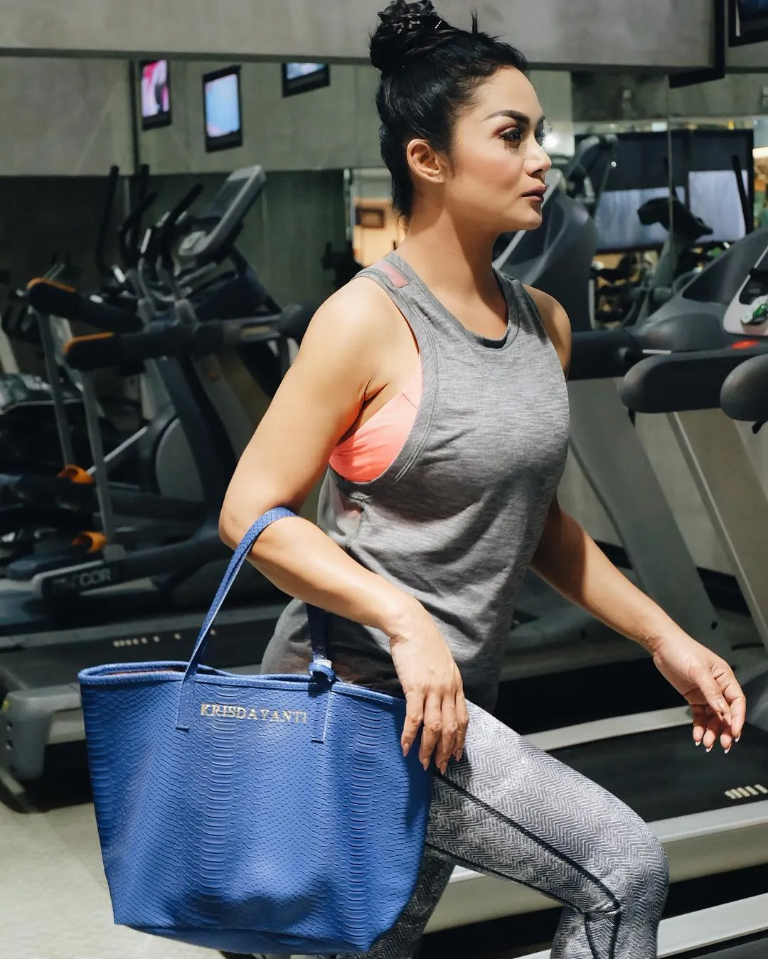 KD tetap modis saat di gym © Instagram.com/krisdayantilemos