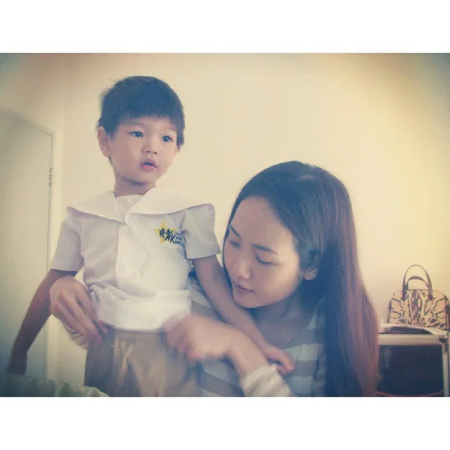 Ready for school ♥ #motherandson #family #musicianfamily #familyfirst #schooluniform ©instagram.com/alena_wu