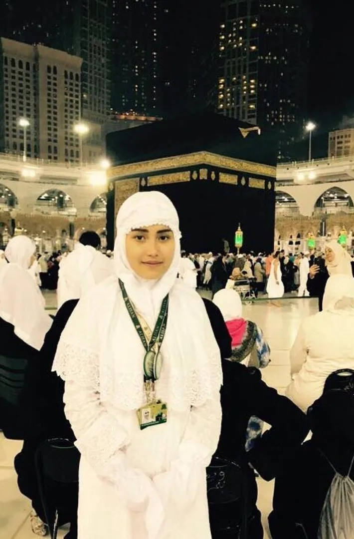 Ayu rajin beribadah © Instagram.com/ayutingting92