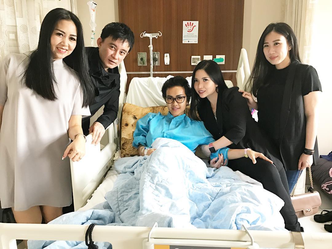 Julia Perez menjalani pemeriksaan dengan MRI sebelum operasi © Instagram.com/juliaperrezz