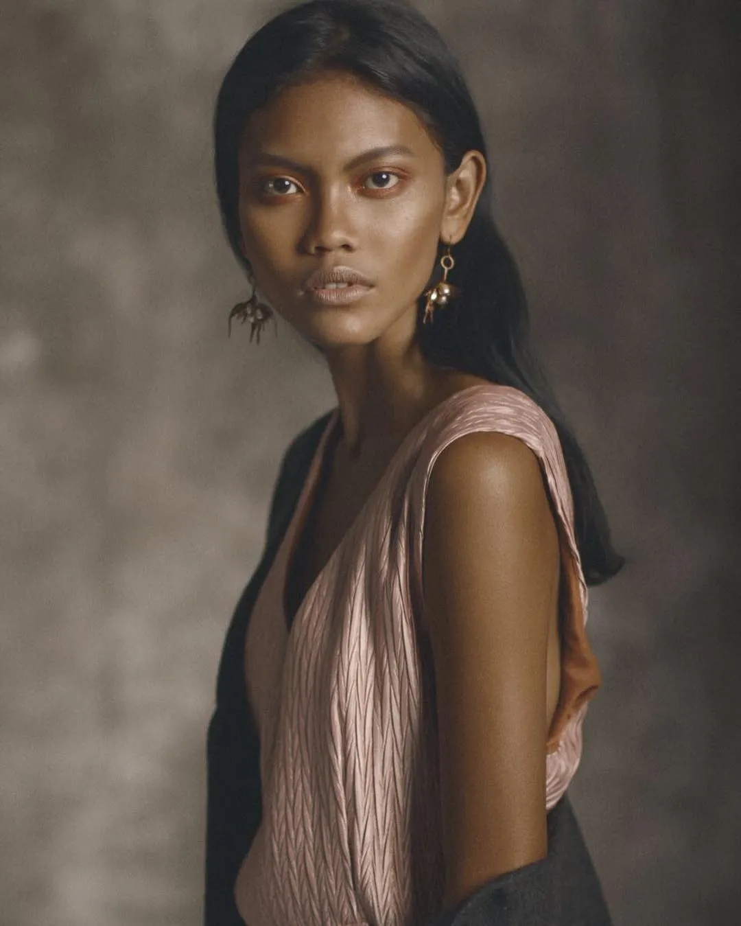 Laras juga sering dianggap remeh karena warna kulitnya © Instagram.com/larasekar