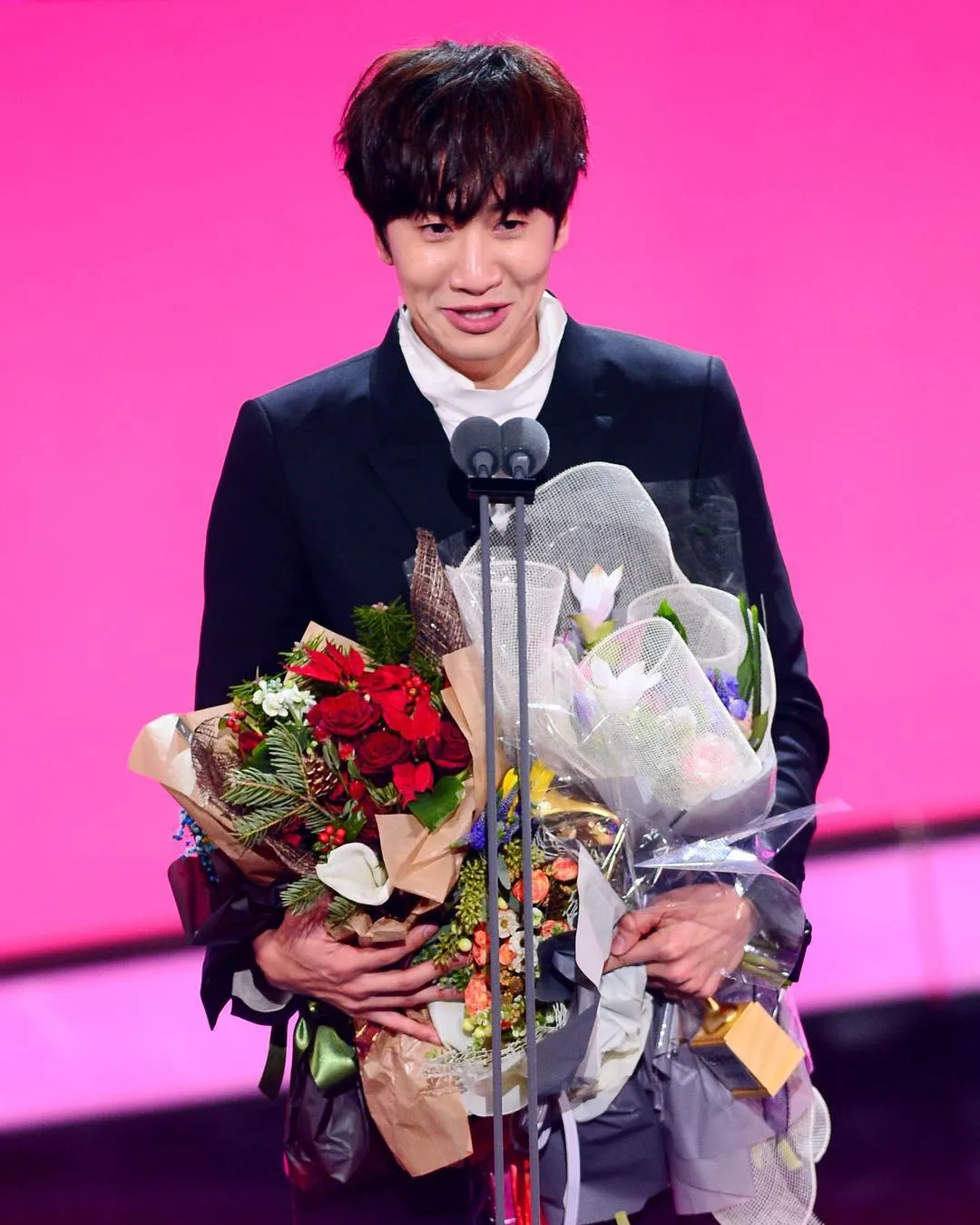 Lee Kwang Soo ketika raih penghargaan di SBS Entertainment Awards. Š instagram.com/sbs_runningman_sbs