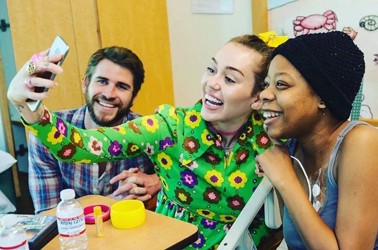 Miley dan Liam kunjungi rumah sakit anak © Instagram.com/mileycyrus