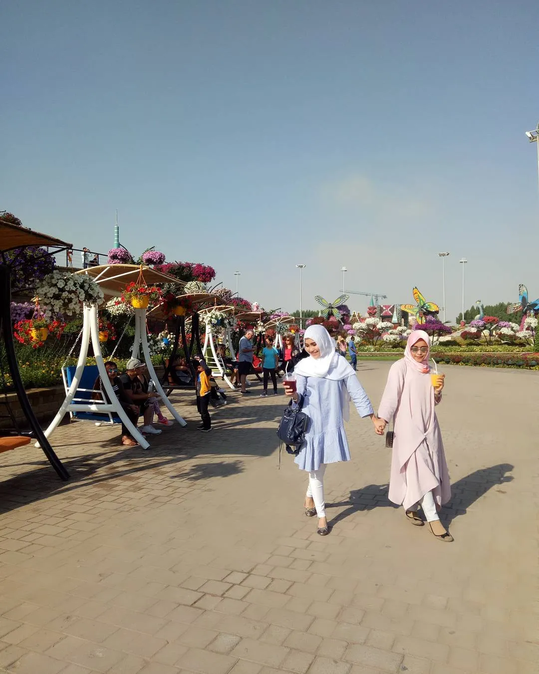 Syifa dan Ayu Ting Ting sama-sama berhijab di Dubai © Instagram.com/ayutingting92