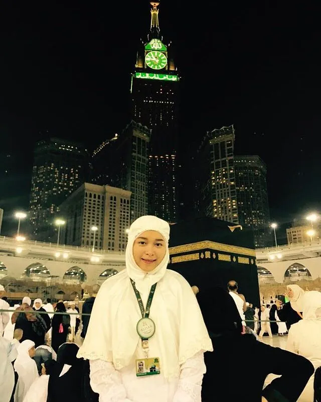 Syifa ikut Umrah bareng Ayu Ting Ting dan keluarga © Instagram.com/syifaasyifaaa