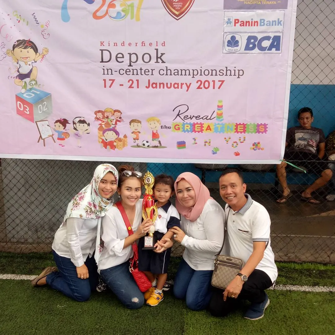 Dalam berbagai kesempatan, Syifa tampil tertutup © Instagram.com/mom_ayting92_