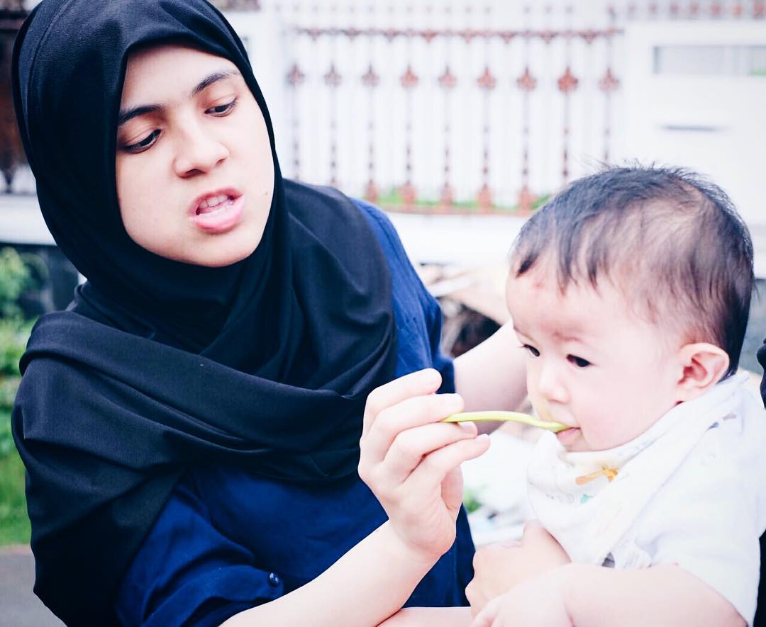 FOTO Kocak! Begini Ekspresi Nycta Gina Saat Menyuapi Anaknya - KapanLagi.com