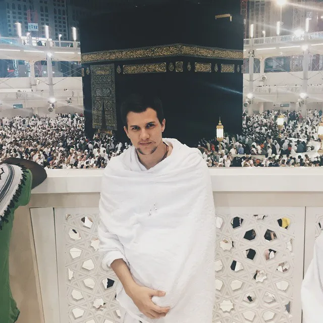 Stuart Collin tampak semakin lebih tampan saat umrah © Instagram/Stuart Collin