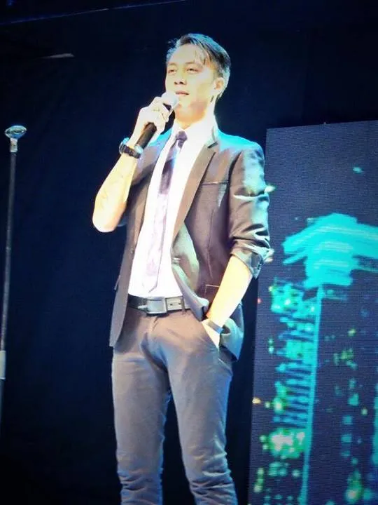 Gio malam ini bawakan lagu milik Chrisye. @facebook/IndonesianIdol
