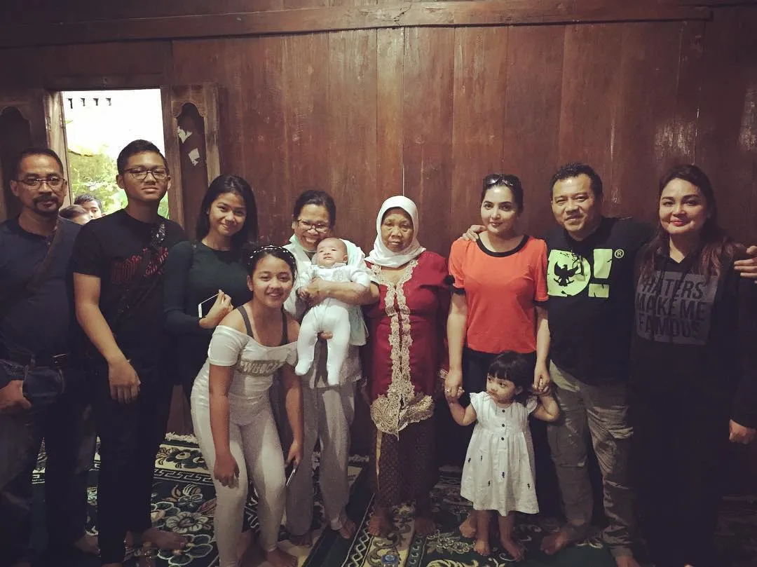 Ashanty dan keluarganya ke rumah Suwarsih © Instagram.com/ashanty_ash