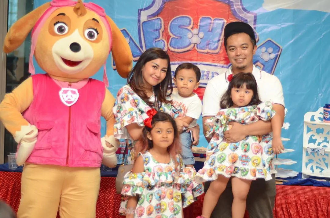 Nisya ibu dari tiga orang anak yang juga sibuk berbisnis kaftan. 姆nstagram.com/nissyaa