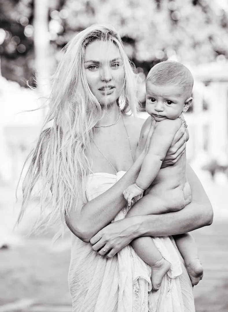 Candice Swanepoel menikmati waktu jadi ibu © Instagram.com/angelcandice